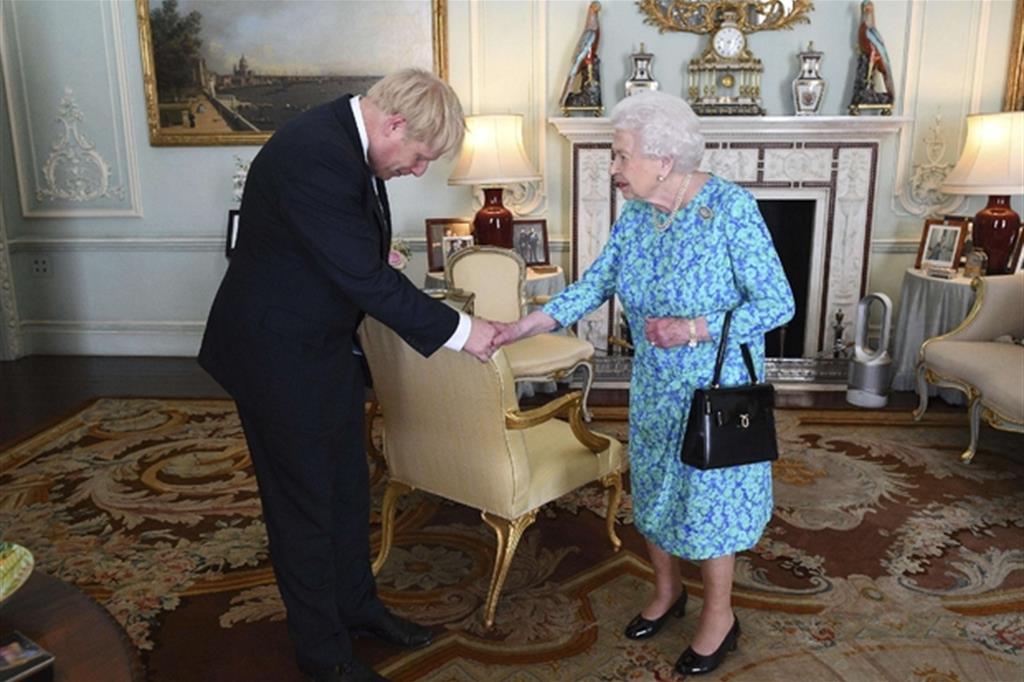 La Regina Elisabetta concede la prima udienza al neo premier Boris Johnson (Ansa)