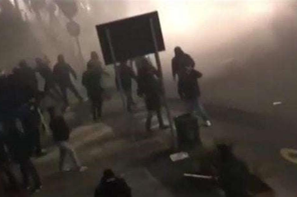 Gli scontri di Santo Stefano fuori dal Meazza a Milano
