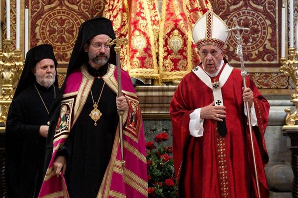 Il Papa con la delegazione ortodossa (Ansa)