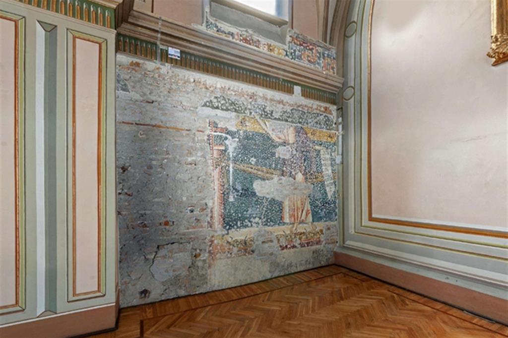Svelati per la prima volta gli affreschi risalenti all'epoca romanica, recuperati dal Centro conservazione e restauro La Venaria Reale con il sostegno di Fondazione Crt, nel Santuario della Consolata (Ansa / Crt)
