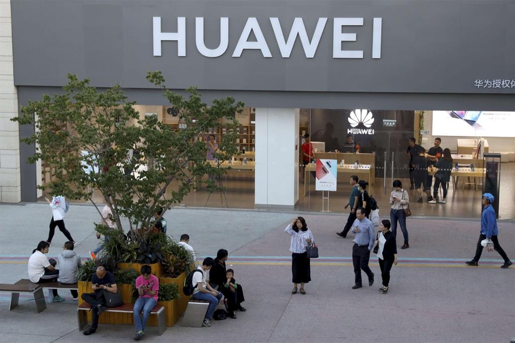 Un Huawei Store a Pechino (Ansa-AP)