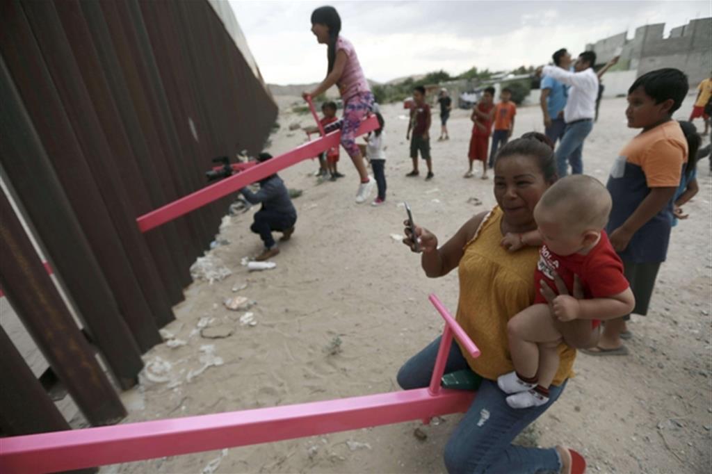 Le altalene che oltrepassano la barriera tra Messico-Usa