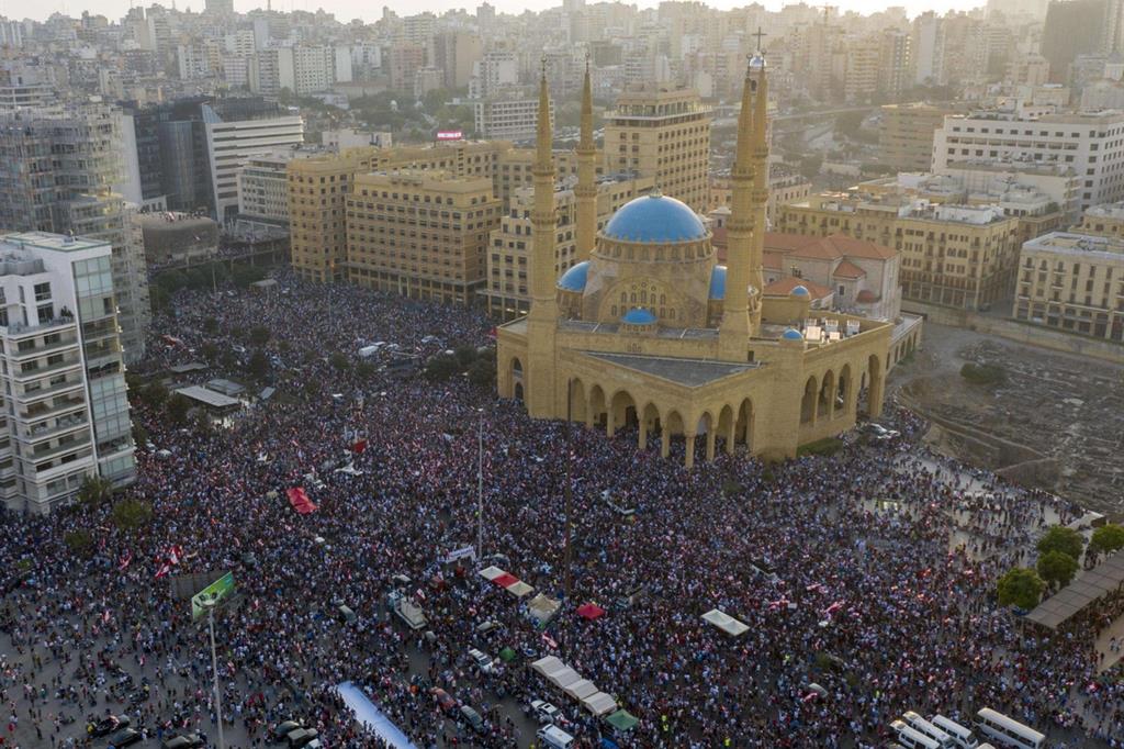 Proteste di piazza nel centro di Beirut, il 20 ottobre (Ansa)