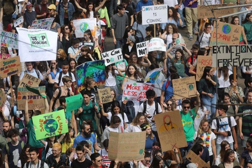 Un pomeriggio a Milano, tra gli attivisti dei «Fridays for future» che lottano per un mondo sostenibile «Non tolleriamo chi si lava solo la coscienza». Oggi lo sciopero mondiale