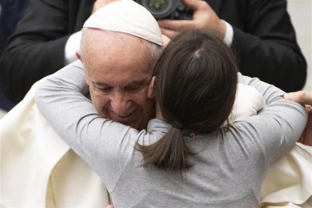 Papa Francesco con una giovane donna nell'udienza del 30 gennaio 2019