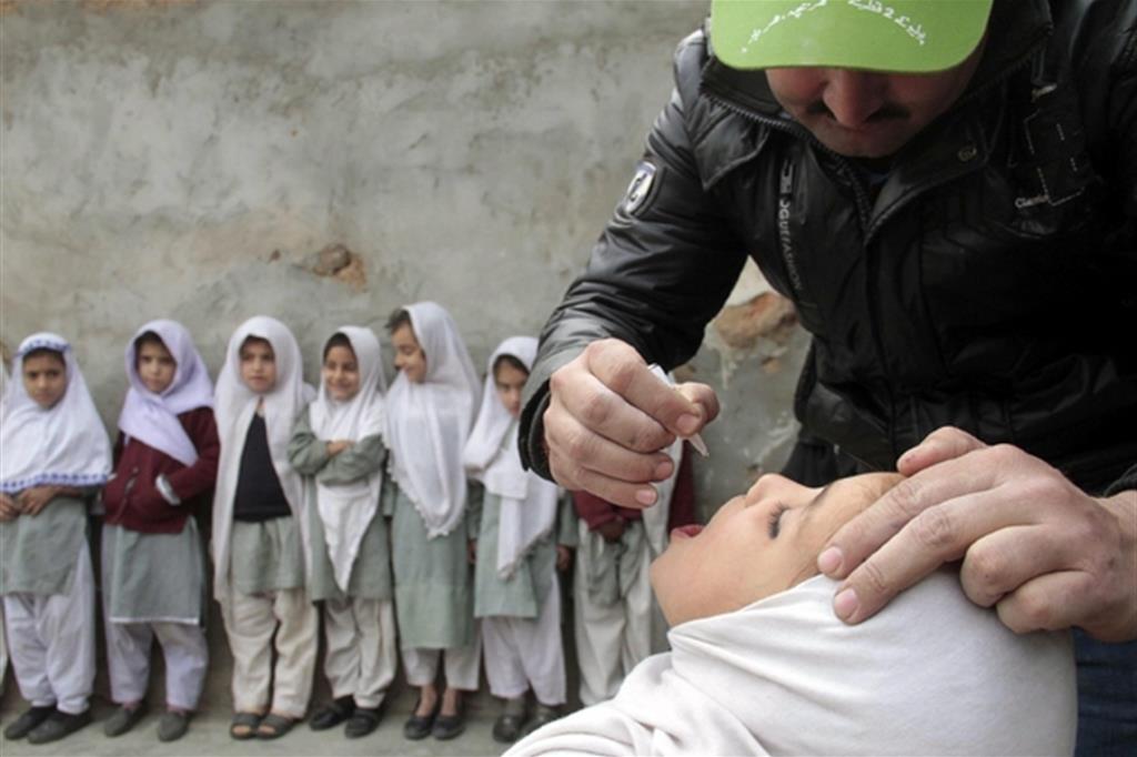 Ripartono in Pakistan le vaccinazioni di massa dei bambini contro la poliomielite, dopo un nuovo picco di infezioni