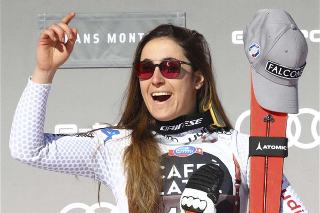 Sofia Goggia esulta per la vittoria nella discesa libera di Coppa del Mondo a Crans Montana