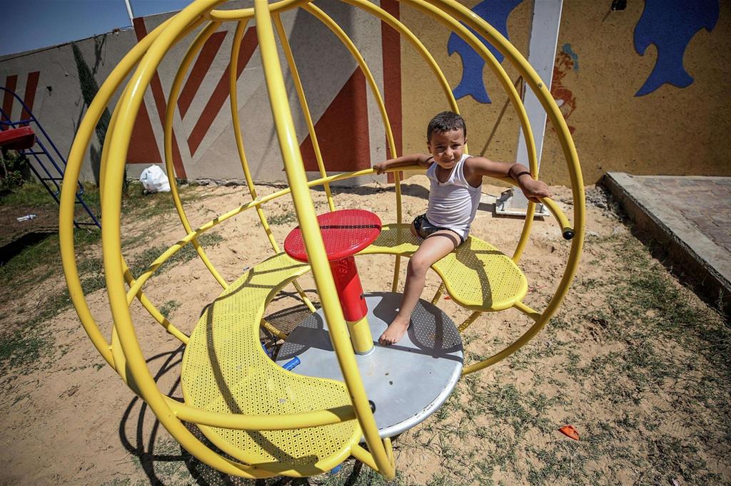 Non può mancare il parco giochi: è qui che si diverte Alian Al-Jidd, 6 anni (Ansa) - 