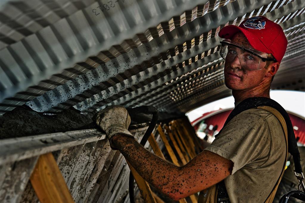 Un operaio edile al lavoro (https://pixabay.com/images/id-646914/)