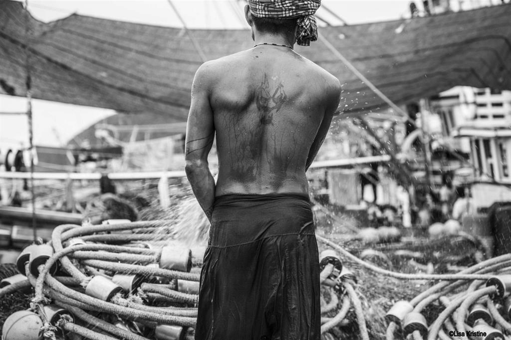 Un pescatore della Thailandia (foto Lisa Kristine per Talitha Kum)