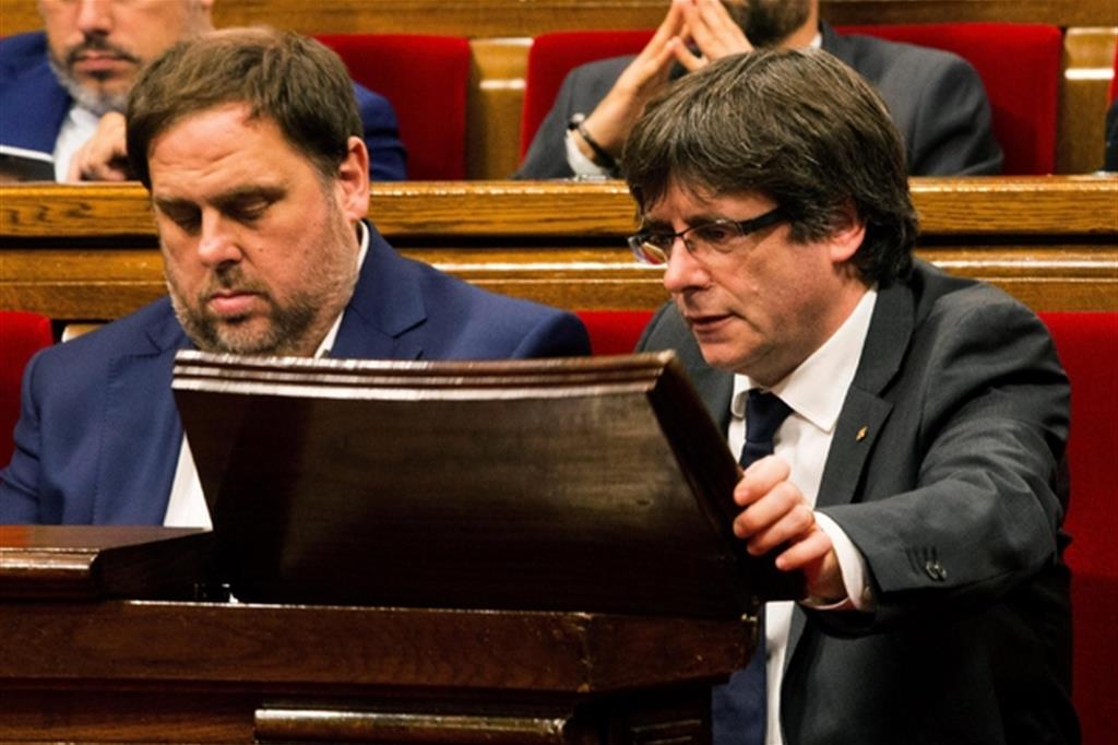 Oriol Junqueras, a sinistra, con l'ex presidente catalano Carles Puigdemont fuggito all'estero (Ansa)