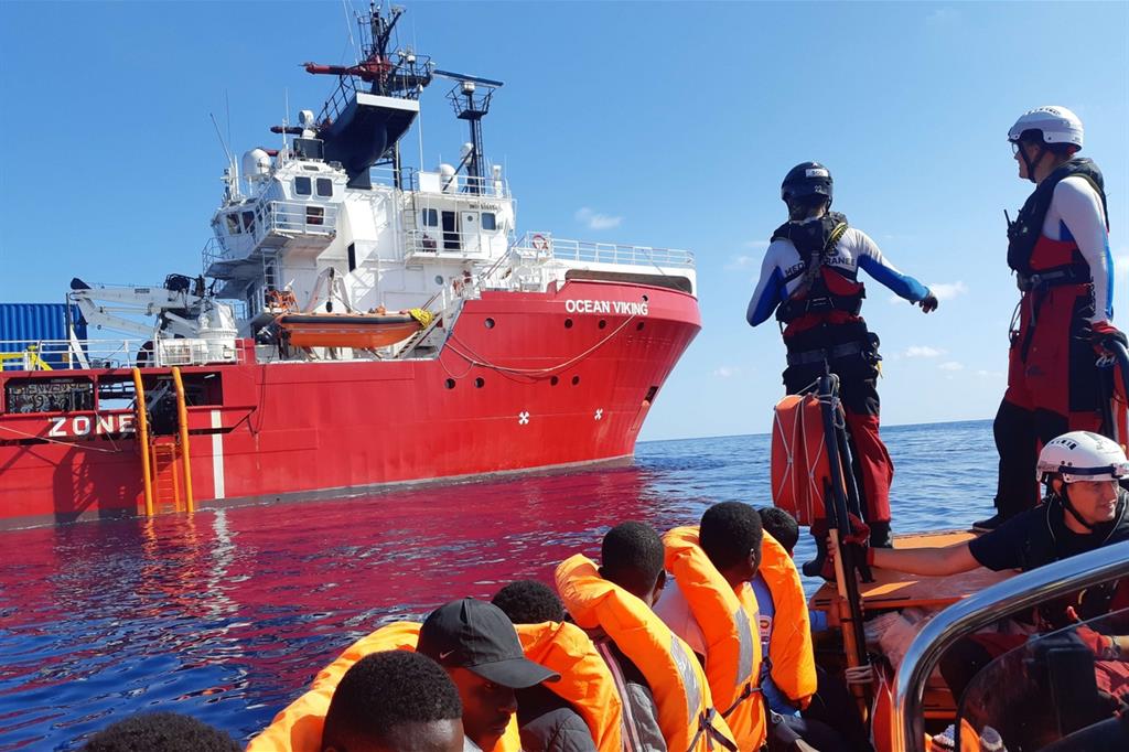 Il soccorso ai migranti portati stamani a bordo della Ocean Viking