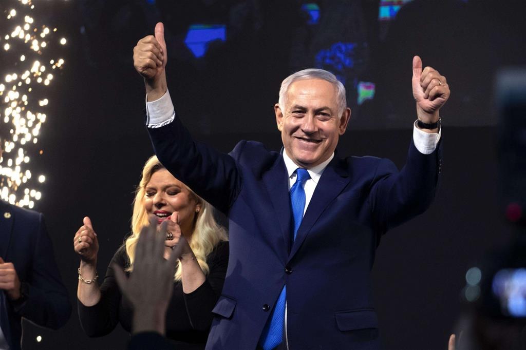 Netanyahu con la moglie Sara esulta dopo la vittoria: sarà il premier israeliano più longevo, superando il primato di Ben Gurion (Ansa)