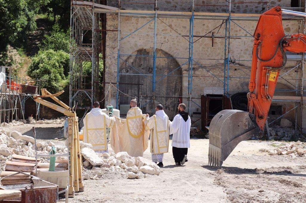 La posa della prima pietra del nuovo monastero di San Benedetto a Norcia in Umbria (foto Ansa)