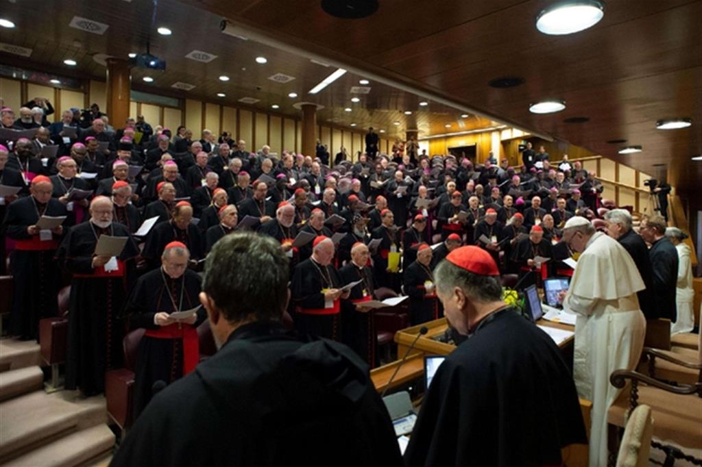 Papa Francesco con i vescovi, nel febbraio scorso, affronta la questione degli abusi sui minori (Ansa/Vatican Media)