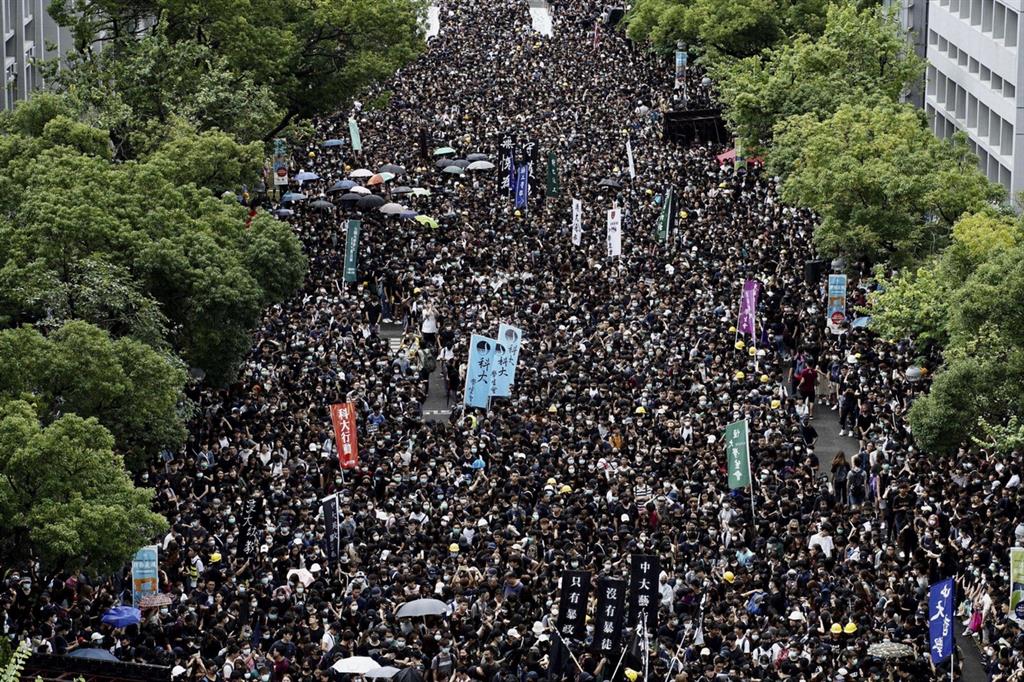 La marcia degli studenti di Hong Kong (Ansa)