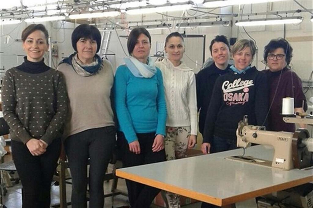 Il personale della sartoria Athena di Cingoli, nelle Marche, workers buy out tutto femminile