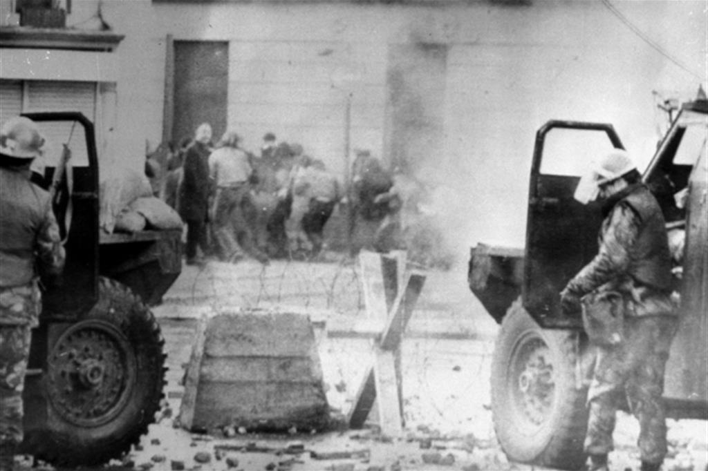 Uno scatto della domenica di sangue di Derry, in cui i soldati inglesi aprirono il fuoco e uccisero 13 persone (archivio Ap)