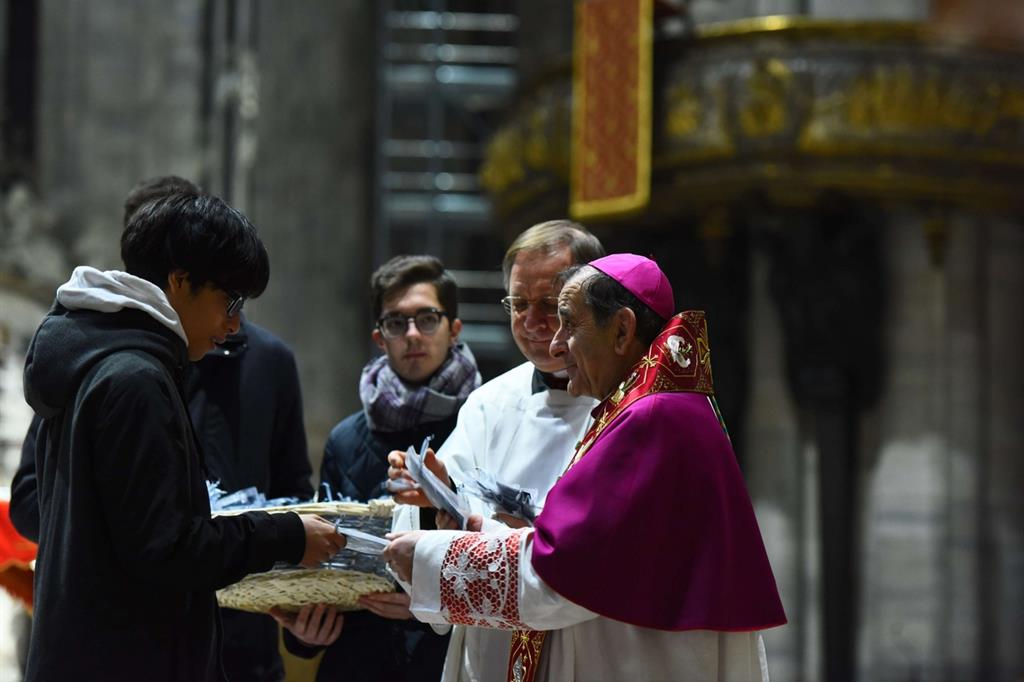 Milano: l'arcivescovo Delpini alla veglia «in Traditione Symboli», in Duomo, con i giovani e i catecumeni
