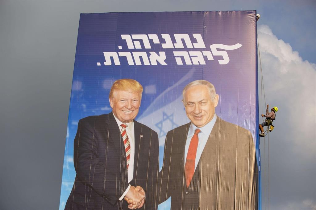 Netanyahu su un manifesto elettorale si è fatto raffigurare con Trump (Ansa)