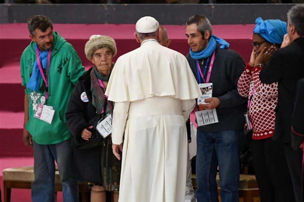 Papa Francesco riceve in udienza alcuni senzatetto. Era l'11 novembre 2016 (Ansa)