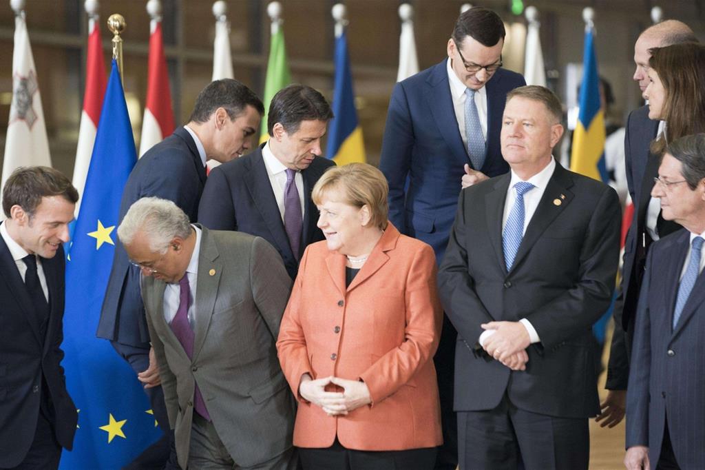 Alcuni leader del Consiglio Europeo si preparano per la foto ufficiale ieri a Bruxelles (Ansa)