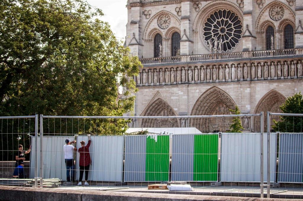 E' cominciato il 13 agosto il lavoro di ripulitura di Notre Dame dopo il disastro del 15 aprile scorso (Ansa)