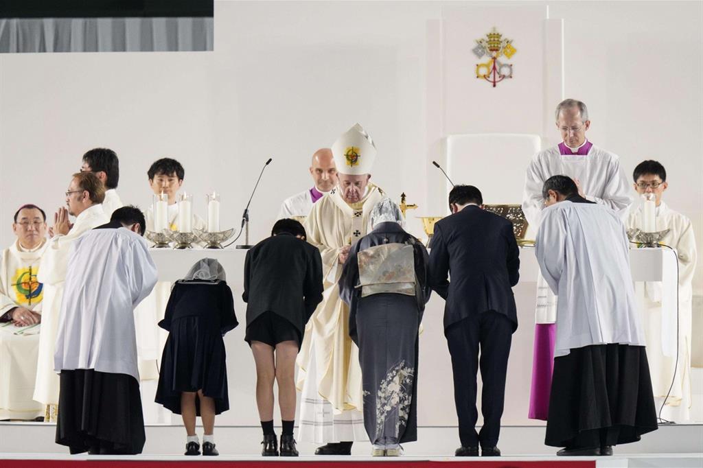 Il Papa celebra la Messa al Tokyo Dome (Ansa)