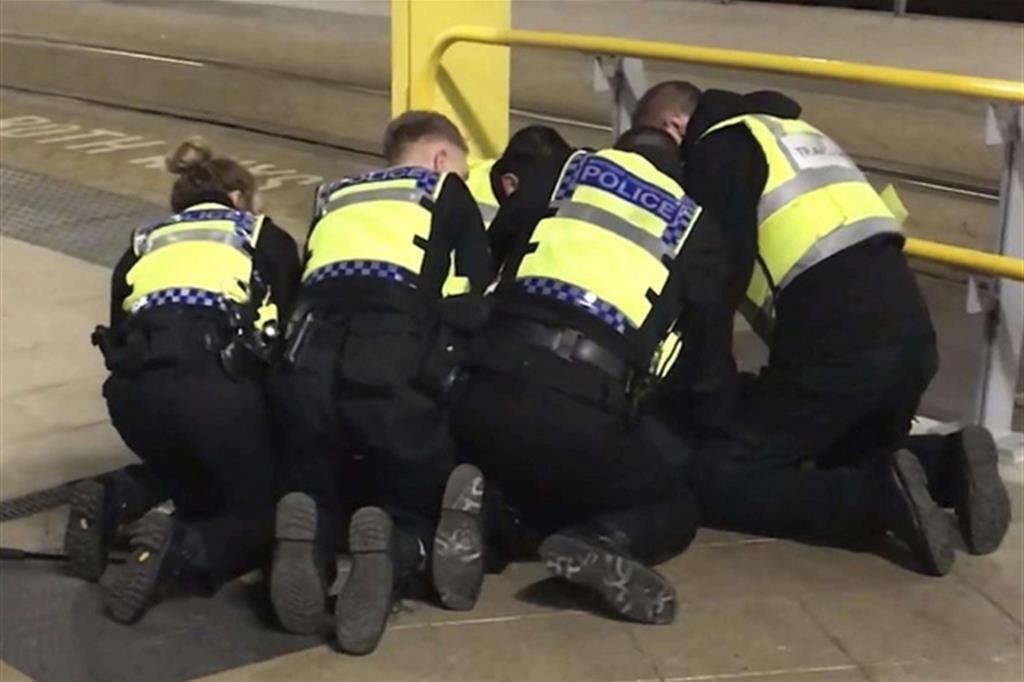 Tre accoltellati in stazione a Manchester, si indaga per terrorismo