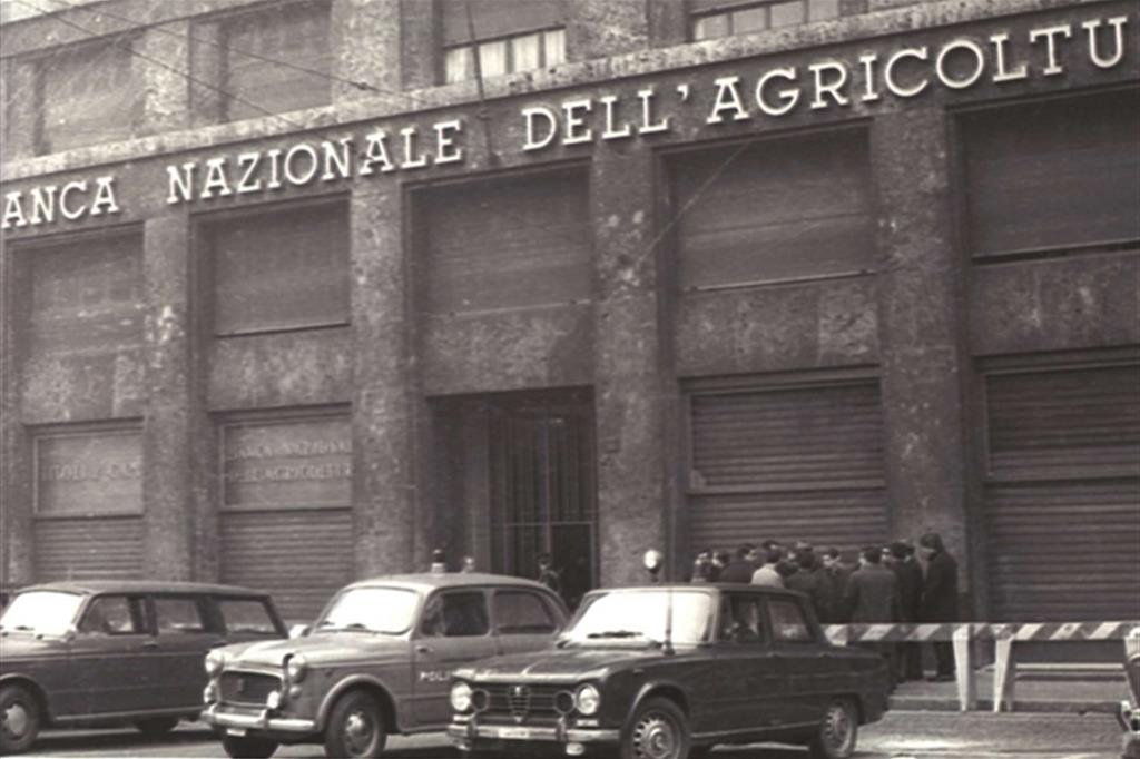 L’esterno della Banca Nazionale dell’Agricoltura a Milano dopo l’attentato del 12 dicembre 1969