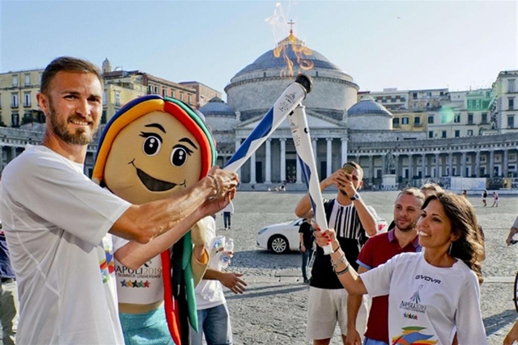 n piazza del Plebiscito lo scambio della fiaccola dell'Universiade Napoli 2019 / Ansa