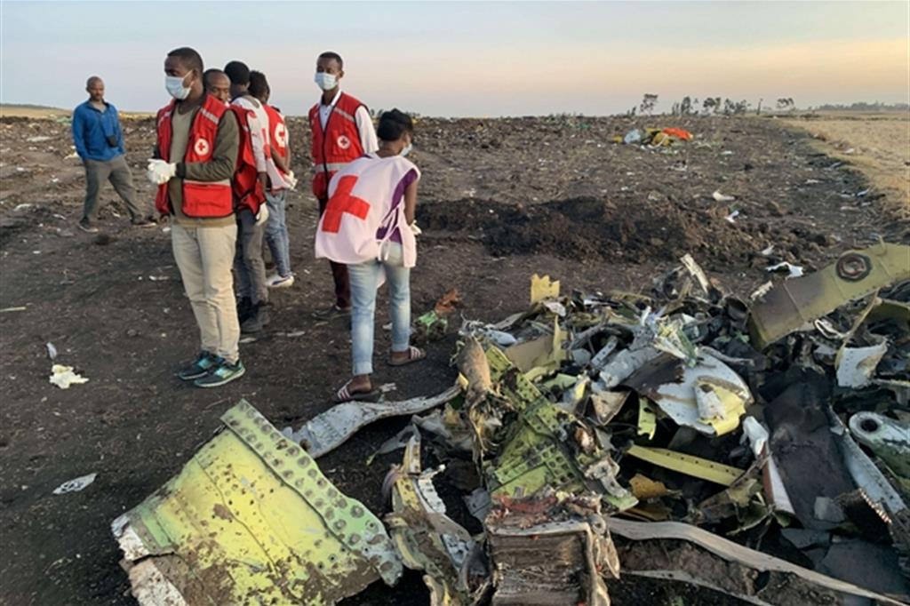 Aereo caduto in Etiopia: 8 vittime italiane. Boeing 737 Max sotto accusa