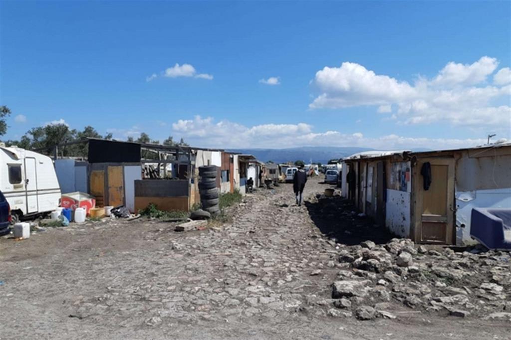 Un’immagine di un bracciante tra le baracche e le roulotte del “gran ghetto” di Rignano, nelle campagne del Foggiano