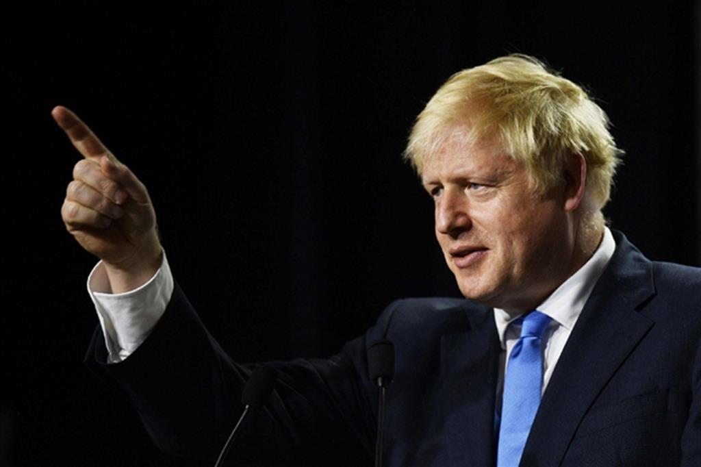 Il premier Johnson «imbavaglia» il Parlamento, rivolta a Londra