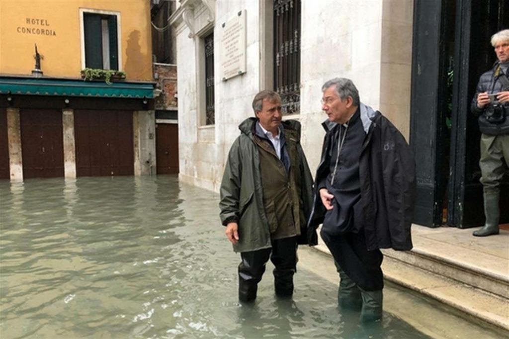 Il patriarca Moraglia con il sindaco Brugnaro a Venezia nella prime ore dell'acqua alta del 13 novembre (Ansa)
