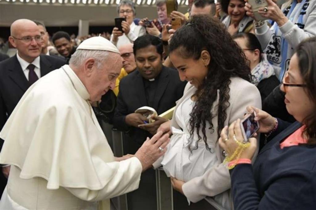 Papa Francesco: chi non vede le lacrime dei poveri ha il cuore di pietra