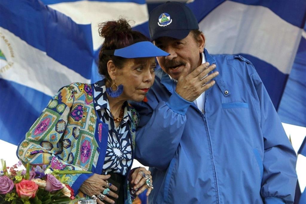Daniel Ortega e la moglie, nonché vicepresidente, Rosario Murillo (Ansa)