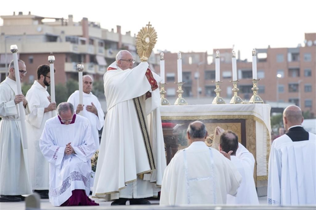 La solennitÃ  del Corpus Domini dello scorso anno a Ostia con la presenza del Papa (Ansa)