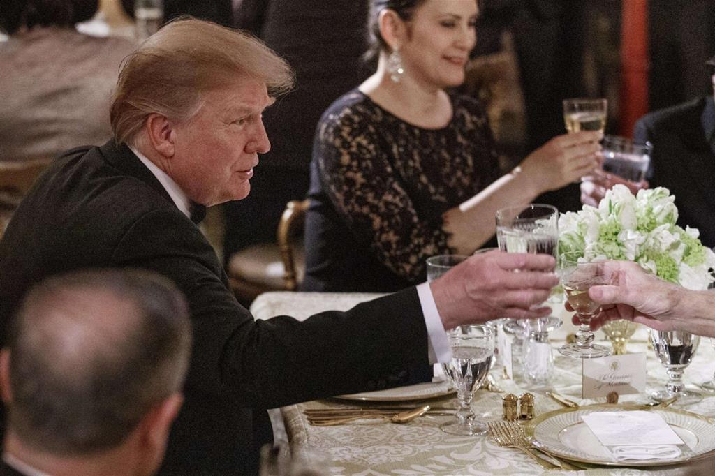 Trump brinda durante la Governors' Ball alla Casa Bianca domenica 24 febbraio 2019 (foto Ansa)