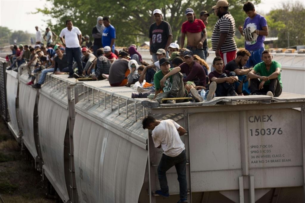 Un gruppo di migranti sul tetto de "La Bestia", il treno merci che attraversa il Messico, da sud a nord, verso il confine statunitense (Ansa)