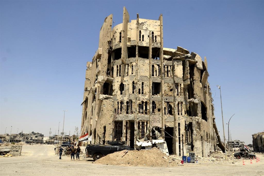Un edificio distrutto dai combattimenti nella zona Ovest di Mosul (Ansa)