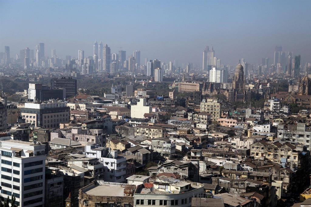 Una veduta di Mumbai: la metropoli indiana, con 20 milioni di abitanti, è a soli 14 metri sul livello del mare (Ansa)