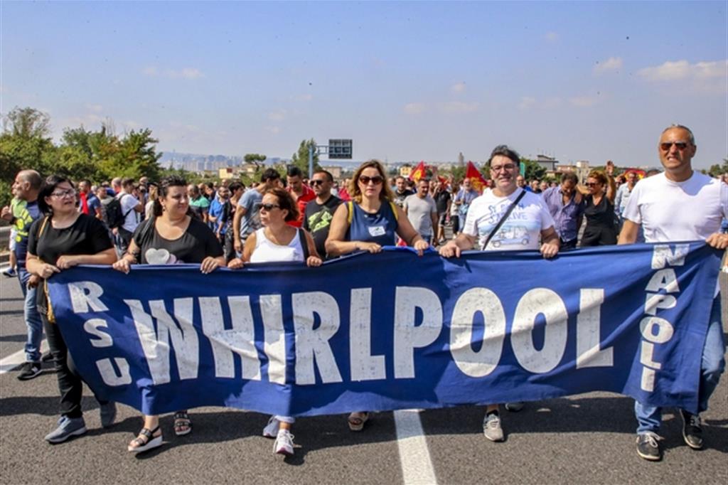 La protesta dei lavoratori dello stabilimento di Napoli lungo l'autostrada del Sole (Ansa)