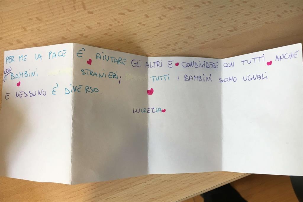 I bambini scrivono ai loro coetanei migranti del Cara: «Non siete soli» 