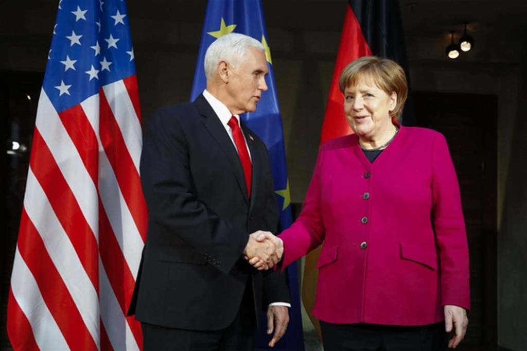 Angela Merkel accoglie il vice presidente americano Mike Pence alla Conferenza sulla sicurezza di Monaco