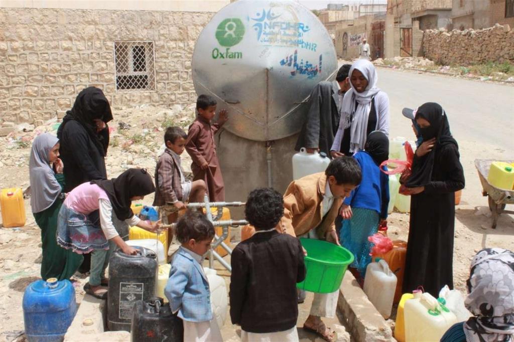 Moltissimi civili in Yemen dipendono dagli aiuti delle organizzazioni umanitarie. Un punto di distribuzione dell'Oxfam a Khamir (Kate Wiggans - Oxfam)