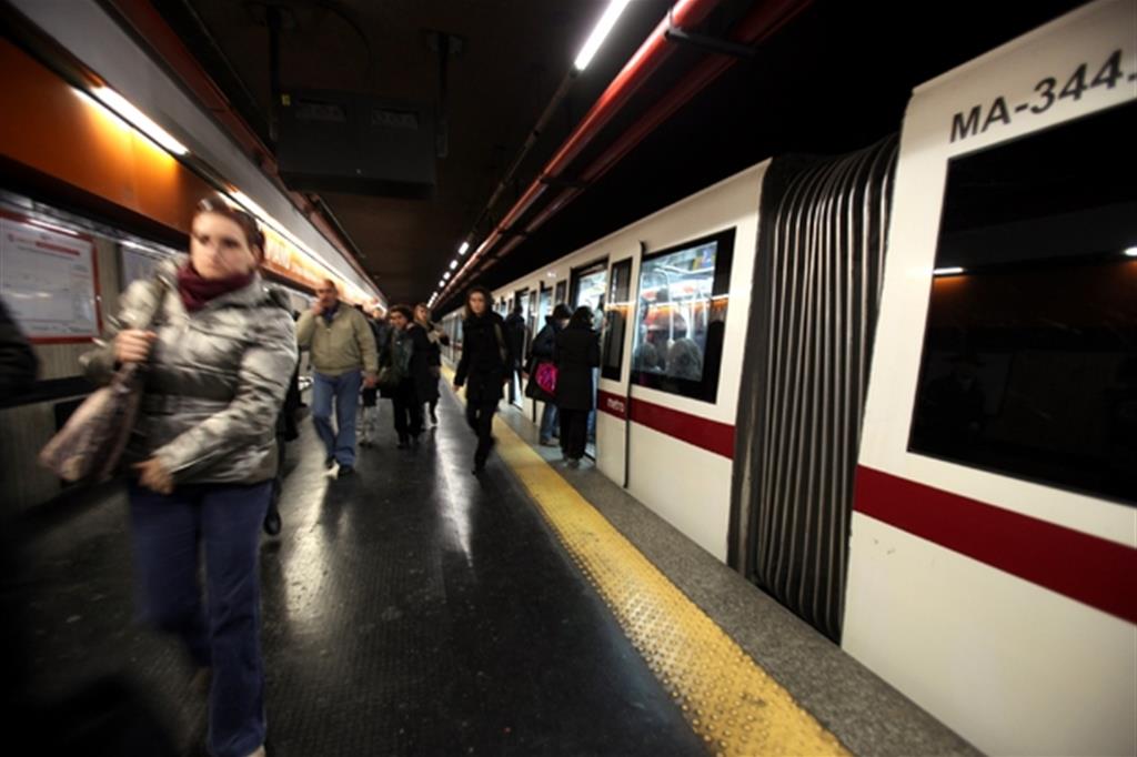 Donna scivola e muore sotto la metropolitana di Roma