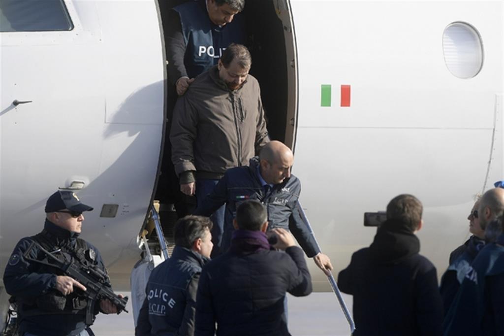 L'arrivo di Cesare Battisti in Italia lo scorso 15 gennaio