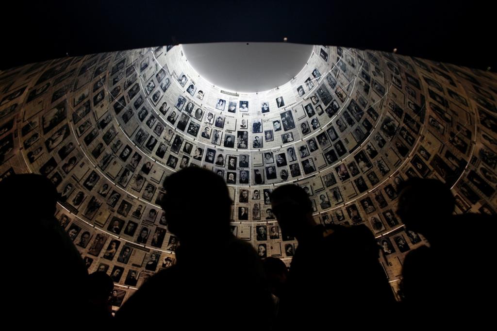 Il Museo dell'Olocausto di Gerusalemme, con le foto delle vittime dei lager di Hitler