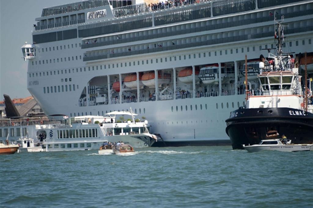 Venezia, polemiche dopo lo scontro tra una nave da crociera e un battello